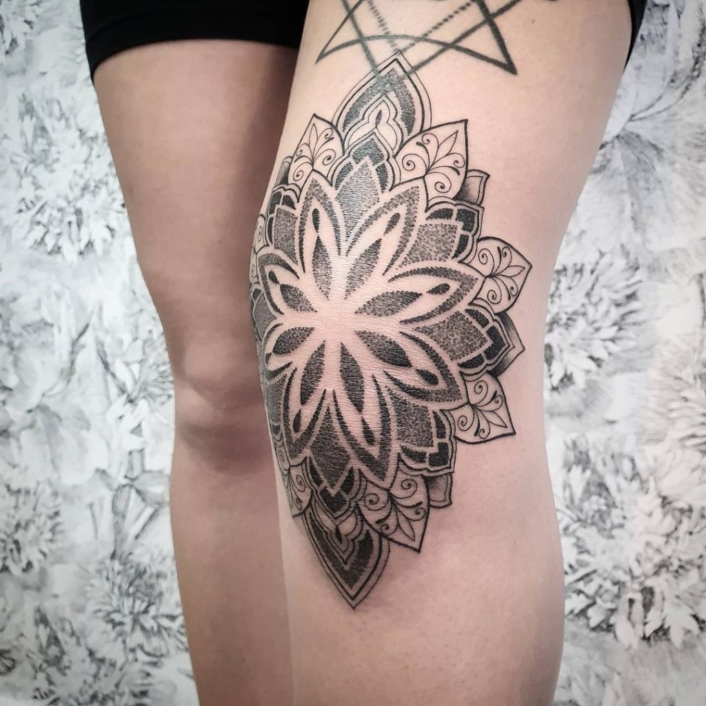 Mandala Tattoo Knie Frau